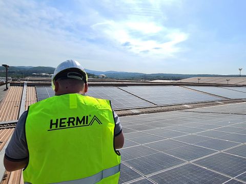 Solarkraftwerk auf den Frachtlagern des Hafens von Koper